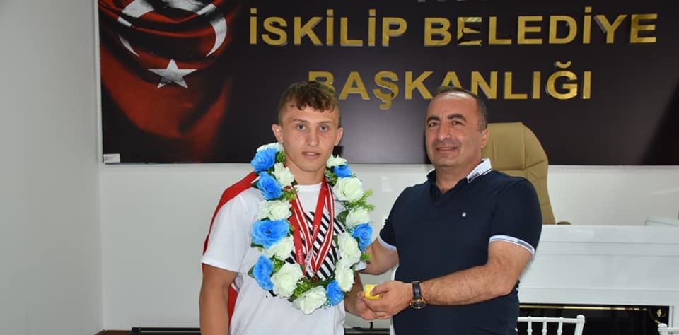 ADEM HOCA’YA 1 MAAŞ, FERHAT YİĞİT’E YARIM ALTIN ÖDÜL